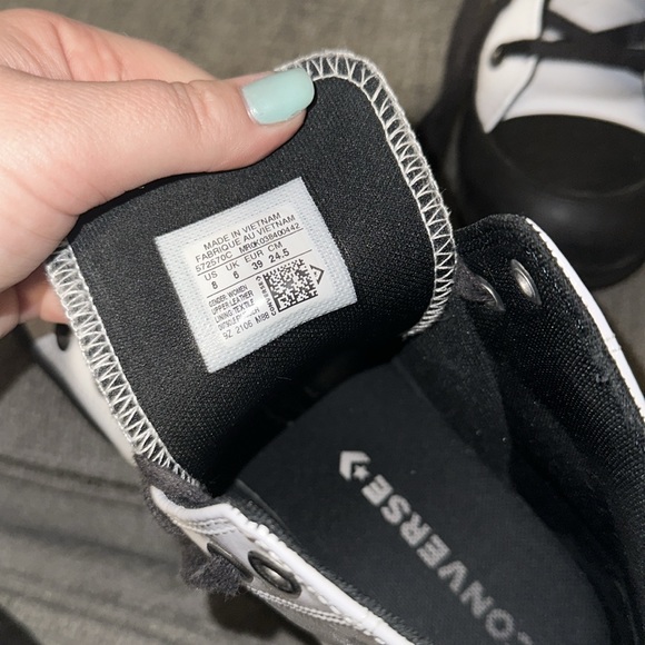 Converse - LIKE NEW - Picture 6 of 7